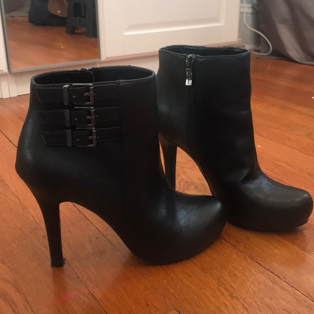 BCBG Fletcher black booties 9.5